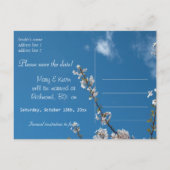 Sparen de date, kersenbloesem takken in de blauwe  aankondigingskaart (Achterkant)