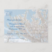 Sparen de date, kersensbloesem in de blauwe hemel. aankondigingskaart (Achterkant)