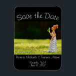 Sparen de Date Princess Frog Magneet<br><div class="desc">Ze kuste de kikker en zei: "Ik doe het!" Een schattig alternatief voor traditionele trouwaankondigingen of sparen de datumberichten kenmerkt een prinsesbride die een kleine groene kikker zoent. Pas je aan met je jaarlijkse gegevens</div>