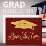 Sparen de Datum Afstuderen Faux Gold Afstudeerder Aankondigingskaart<br><div class="desc">Verstuur dit elegante en klastige zwarte afstuderen en faux gouden briefkaart naar je familie en vrienden. Afstuderen Save The Date briefkaart modern en eenvoudig design is voorzien van een graduatie cap. Verander de rode kleur in uw eigen schoolkleur.</div>