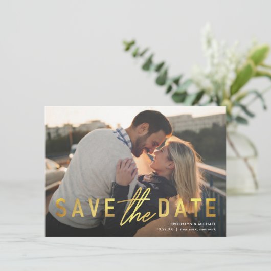 Sparen de Datum Bold Gold Wedding Aankondiging (Staand voorkant)