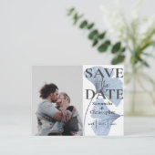 Sparen de Datum Botanische Dusty Blauwe Foto Wedde Aankondigingskaart (Staand voorkant)