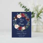 Sparen de Datum Burgundy Floral Wreath Blue Aankondigingskaart (Staand voorkant)