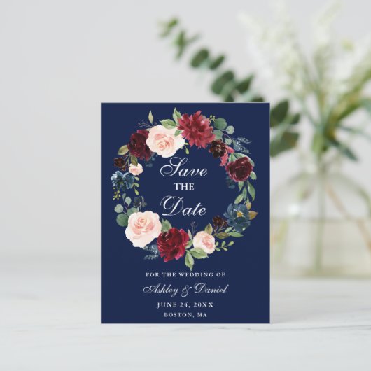 Sparen de Datum Burgundy Floral Wreath Blue Aankondigingskaart (Staand voorkant)