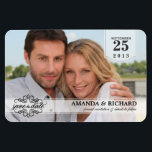 Sparen de Datum - Deluxe Borderless Magnetten van  Magneet<br><div class="desc">Sla de datum op — Rechthoek Custom Photo Magnets — Verfijnde en stijlvolle, eigentijdse full-afbeelding randloze fotomagneet — doorzichtige accenten, klassieke, klassieke, vormelijke belettering sjabloon tekst. Perfect voor hedendaagse rustieke of romantische stijl bruiloften in elk seizoen — lente, herfst, herfst en winter. Voeg je foto toe en pas de bruid-...</div>