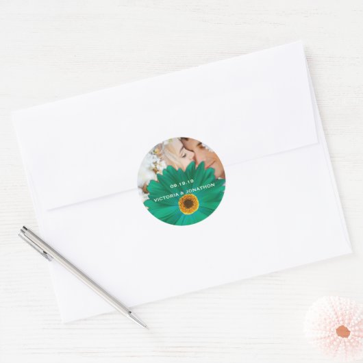Sparen de Datum Foto Emerald Gerber Daisy Wedding Ronde Sticker (Envelop)