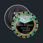 Sparen de Datum Las Vegas - Blauwgroen Button Flesopener<br><div class="desc">Flessenopener. Ga je snel trouwen? Een leuke en unieke manier om je trouwplannen aan te kondigen. Sparen de Datum voor uw Weddenschap een Open van de Fles klaar voor u om zich te personaliseren. Met de woorden "Save the Date" in een Las Vegas-stijl in faux metallic Gold, blauwgroen en zwart...</div>