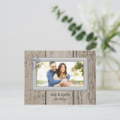 Sparen de Datum Rustic Wooden met Foto Aankondigingskaart (Staand voorkant)