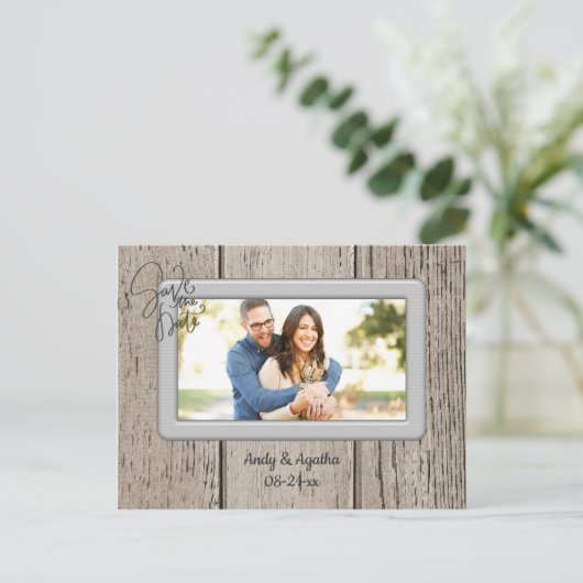 Sparen de Datum Rustic Wooden met Foto Aankondigingskaart (Staand voorkant)
