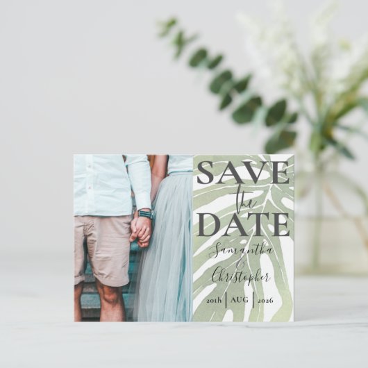 Sparen de Datum Tropische Monstera Foto Weddenscha Aankondigingskaart (Staand voorkant)