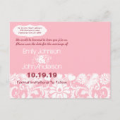 Sparen de Datum Uw Foto Roze en Witte Damask Aankondigingskaart (Achterkant)