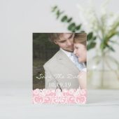 Sparen de Datum Uw Foto Roze en Witte Damask Aankondigingskaart (Staand voorkant)