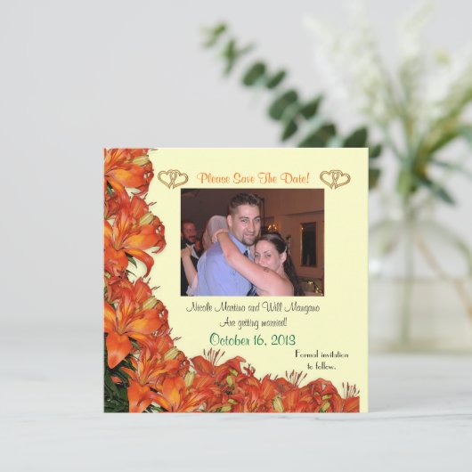Sparen de datum van de oranje lileugen floral met  kaart (Staand voorkant)