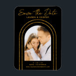Sparen de Datum Witte Gouden Kunst Deco Weddenscha Magneet<br><div class="desc">Sparen de Datum Zwarte Gouden Stijlvolle Kunst Deco Wedding Magnets van het Manuscript van het Manuscript kenmerkt uw favoriete foto binnen een gouden boog op een zwarte achtergrond. Pas met jouw tekst aan door de tekst in de verstrekte tekstvakjes uit te geven. Ontworpen voor u door ©Evco Studio www.zazzle.com/store/evcostudio</div>