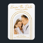 Sparen de Datum Witte Gouden Kunst Deco Weddenscha Magneet<br><div class="desc">Sparen de Datum Witte Gouden Stijlvolle Kunst Deco Wedding Magnets van het Manuscript van het Manuscript kenmerkt uw favoriete foto binnen een gouden boog op een witte achtergrond. Pas met jouw tekst aan door de tekst in de verstrekte tekstvakjes uit te geven. Ontworpen voor u door ©Evco Studio www.zazzle.com/store/evcostudio</div>