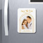 Sparen de Datum Witte Gouden Kunst Deco Weddenscha Magneet<br><div class="desc">Sparen de Datum Witte Gouden Stijlvolle Kunst Deco Wedding Magnets van het Manuscript van het Manuscript kenmerkt uw favoriete foto binnen een gouden boog op een witte achtergrond. Pas met jouw tekst aan door de tekst in de verstrekte tekstvakjes uit te geven. Ontworpen voor u door ©Evco Studio www.zazzle.com/store/evcostudio</div>