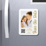 Sparen de Datum Witte Gouden Modern Weddin Magneet<br><div class="desc">Sparen de Datum Witte Gouden Stijlvolle Magnetische van het Manuscript Moderne van de Weddenschappen kenmerkt een witte achtergrond met uw douanefoto. Personaliseer met jouw tekst door de tekst in de verstrekte tekstvakjes uit te geven en uw website URL voor uw douaneQR code toe te voegen. Ontworpen voor u door ©Evco...</div>