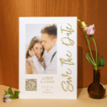 Sparen de Datum Witte Gouden Moderne Woensdag<br><div class="desc">Save The Date White Gold Stijlvol Script Modern Wedding Magnetic Kaart heeft een witte achtergrond bij uw aangepaste foto. Personaliseer met jouw tekst door de tekst in de tekstvakken te bewerken en voeg uw website-URL toe voor uw aangepaste QR-code. Ontworpen voor u door ©Evco Studio www.zazzle.com/store/evcostudio</div>