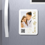 Sparen de Datum Witte Gouden Moderne Woensdag Magneet<br><div class="desc">Sparen de Datum Witte Gouden Stijlvolle Magnetische van het Manuscript Moderne van de Weddenschappen kenmerkt een witte achtergrond met uw douanefoto. Personaliseer met jouw tekst door de tekst in de verstrekte tekstvakjes uit te geven en uw website URL voor uw douaneQR code toe te voegen. Ontworpen voor u door ©Evco...</div>