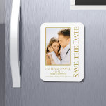 Sparen de Datum Witte Gouden Moderne Woensdag Magneet<br><div class="desc">Sparen de Datum Witte Gouden Stijlvolle Magnet van het Manuscript Moderne Wedding van het Bind kenmerkt een witte achtergrond met uw douanefoto. Pas met jouw tekst aan door de tekst in de verstrekte tekstvakjes uit te geven. Ontworpen voor u door ©Evco Studio www.zazzle.com/store/evcostudio</div>