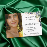 Sparen de foto van de de greenery van de datumverj<br><div class="desc">Een moderne en elegante foto sparen de kaart van de Datum. Een witte achtergrond met eucalyptusgrijs en gouden sparken. Personaliseer en voeg uw foto,  en details toe.</div>
