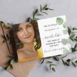 Sparen de foto van de de greenery van de datumverj<br><div class="desc">Een moderne en elegante foto sparen de kaart van de Datum. Een witte chic-achtergrond versierd met eucalyptusgroen. Personaliseer en voeg uw foto,  en details toe.</div>