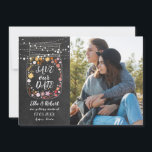 Sparen de Foto van het Koord van de Mason van het  Save The Date<br><div class="desc">Deze boho foto slaat de datumkaart op met uw speciale foto- en tekenreeksen boven een  moeraspot die uw opslagdatumbericht boven uw namen,  datum en plaats op een rchalkboardachtergrond omsluit. Ontworpen door: Thisnotme©</div>