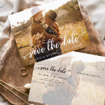 Sparen de Witte Handgeschreven Foto van de Datum Briefkaart<br><div class="desc">Handgeschreven Weddenschap Sparen de Kaarten van de Datum die een foto op de voor en rug hebben. Sparen de Herfst van de Datum, de Herfst, de Winter, de Lente of de kaarten van de Zomer bevatten een moderne hand geschreven cursieve manuscripttypografie met harten die elegant, eenvoudig en modern zijn om...</div>