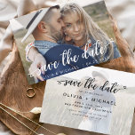 Sparen de Witte Handgeschreven Foto van de Datum Save The Date<br><div class="desc">Handgeschreven Weddenschap Sparen de Kaarten van de Datum die een foto op de voor en rug hebben. Sparen de Herfst van de Datum, de Herfst, de Winter, de Lente of de kaarten van de Zomer bevatten een moderne hand geschreven cursieve manuscripttypografie met harten die elegant, eenvoudig en modern zijn om...</div>