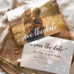 Sparen de Witte Handgeschreven Foto van de Datum Save The Date<br><div class="desc">Handgeschreven Weddenschap Sparen de Kaarten van de Datum die een foto op de voor en rug hebben. Sparen de Herfst van de Datum, de Herfst, de Winter, de Lente of de kaarten van de Zomer bevatten een moderne hand geschreven cursieve manuscripttypografie met harten die elegant, eenvoudig en modern zijn om...</div>