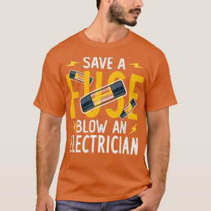 Sparen een zekeringBlow een elektricien T-shirt