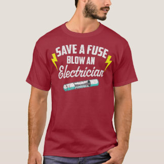 Sparen een zekeringBlow een elektricien T-shirt