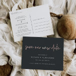Sparen onze Nieuwe Datum Moderne Uitstel van de We Aankondigingskaart<br><div class="desc">Moet je je trouwdatum wijzigen? Maak gasten op de hoogte met dit moderne en verlichte briefkaart met "save our new date" in handgeschreven faux roos gold folie op een rijke, zachte zwarte achtergrond. Pas je aan met je namen en nieuwe trouwdatum onder in witte letters. De briefkaarten keren aan show...</div>