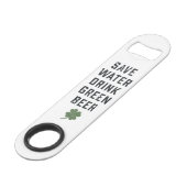 Sparen Water Drink Green Beer | St Patrick's Day Speed Flessenopener (Voorkant Gekanteld)