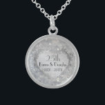 Sparkle Silver Heart 25th Wedding Jubileum Sterling Zilver Ketting<br><div class="desc">Mooi  zilveren hart ontwerp over sprankelende zilveren glitter print achtergrond op dit romantische sterling zilveren ketting vieren hun mijlpaal vijfentwintigste bruiloft Jubileum. Tekst is klaar om aan te passen met hun namen en datums.</div>