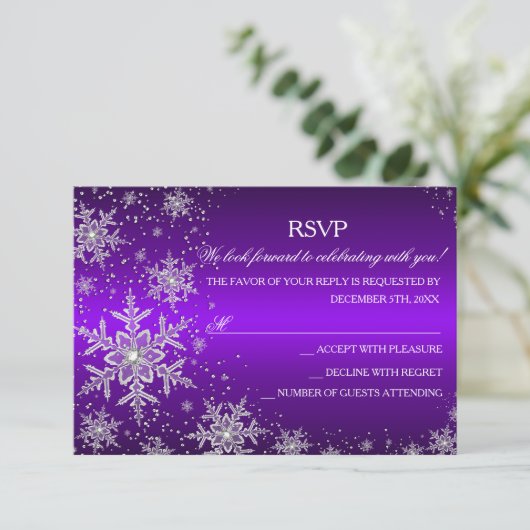 Sparkle Snowflake Paarse Kerstfeest RSVP (Staand voorkant)