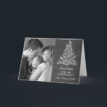 Sparkle Tree Chalkboard Holiday Kaart, grijs Feestdagen Kaart<br><div class="desc">Trendy en stijlvol Sparkle Tree Chalkboard Foto-Wenskaart in grijs formaat met een krijtbordachtergrond en een elegante kerstboom. Deze creditcard is perfect voor het verzenden van vakantiewensen naar vrienden en familie. Pas uw eigen familiefoto en de persoonlijke groet van uw keus aan. Klik op "Aanpassen" om meer aanpassingsopties te vinden.</div>