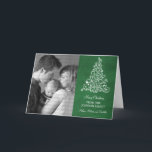 Sparkle Tree Chalkboard Holiday Kaart, groen Feestdagen Kaart<br><div class="desc">Trendy en stijlvol Sparkle Tree Chalkboard Foto-Wenskaart in groen met een krijtborduiterlijk en een elegante kerstboom. Deze creditcard is perfect voor het verzenden van vakantiewensen naar vrienden en familie. Pas uw eigen familiefoto en de persoonlijke groet van uw keus aan. Klik op "Aanpassen" om meer aanpassingsopties te vinden.</div>
