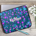 Sparkly blauwgroen blauw paars confetti stippen do laptop sleeve<br><div class="desc">Sparkly turquoise blauwe, paarse, roze en groene confetti stippen op een donkere blauwgroen achtergrond sieren deze chique, moderne aangepaste naam neopreen laptop sleeve. Maakt elke keer dat u het gebruikt een leuke en stijlvolle uitspraak. Deze laptophoes is verkrijgbaar in drie formaten: 15, 13 en 10 inch. Een geweldig cadeau voor...</div>