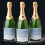 Sparkly Blue Glitter Drip 70th Birthday Party Sparkling Wijnetiket<br><div class="desc">Deze chique zeven-jarige mousserende wijnflesetiketten zijn voorzien van een fonkelend blauwe faux glitter druppelrand en blauwe ombre achtergrond. Personaliseer ze met haar naam in blauw handschrift,  met haar verjaardag en datum hieronder in sans serif lettertype.</div>