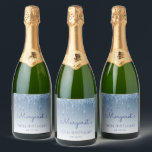 Sparkly Blue Glitter Drip 70th Birthday Party Sparkling Wijnetiket<br><div class="desc">Deze chique zeven-jarige mousserende wijnflesetiketten zijn voorzien van een fonkelend blauwe faux glitter druppelrand en blauwe ombre achtergrond. Personaliseer ze met haar naam in blauw handschrift,  met haar verjaardag en datum hieronder in sans serif lettertype.</div>