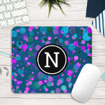 Sparkly blue paarse confetti stippen op blauwgroen muismat<br><div class="desc">Sparkly turquoise blauw, paars, roze, en groene confetti stippen op een donkere blauwgroen achtergrond en deze chic, moderne monogramed mousepad. Maakt elke keer dat je het gebruikt een leuke en stijlvolle uitspraak. Een geweldig cadeau voor een vriend, maar ook voor jezelf. Typ gewoon het initiaal van je keuze en je...</div>