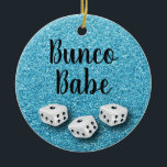 Sparkly Bunco Babe Faux Blue Glitter Chic Keramisch Ornament<br><div class="desc">Chique en sprankelende faux blauw glitter achtergrond. Creëer uw eigen monogram Bunco of Bunko ornament. Met drie gelukkige witte dobbelstenen.</div>