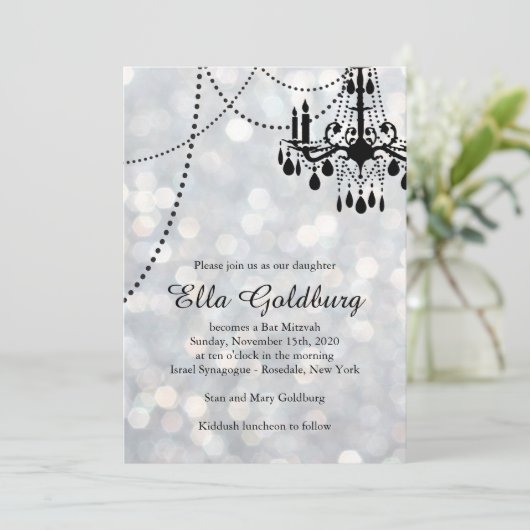 Sparkly Chandelier Bat Mitzvah Uitnodiging (Staand voorkant)