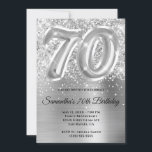 Sparkly Glittery Silver Glam 70th Birthday Kaart<br><div class="desc">Creëer je eigen faux zilveren glitter en folie 70ste verjaardag uitnodiging voor je beste vriend. Op de achtergrond bevindt zich een korrelig glazuur silvery gray ombre folie digitale kunst met een faux ballonkunst #70. Pas de kleuren of stijlen van de uitnodigingsdoopvont aan. De faux het aantalballonnen van de folie overlappen...</div>