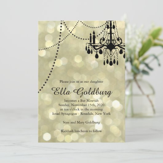 Sparkly Gold Chandelier Bat Mitzvah Uitnodiging (Staand voorkant)