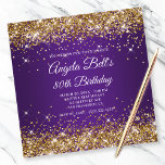 Sparkly Gold Glitter Royal Paars 80th Birthday Kaart<br><div class="desc">Een elegante monogramme 80ste verjaardag uitnodiging voor haar. Faux glanzend glitter girale glanzen met glans tegen een koninklijk paars ombre grafisch afbeelding. Het fancy klassieke bloeiende kalligrafische monogram op de achterzijde kan worden aangepast. Een groot feest voor een Mardi Gras of een masquerade-feest voor haar. Alle glorieuze elementen in dit...</div>