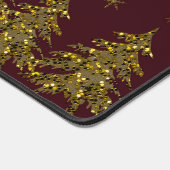 Sparkly gouden kerstboom en sterren op rood bureaumat (Hoek)