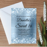 Sparkly Light Blue Glitter en Folie Sweet 16 Kaart<br><div class="desc">Creëer je eigen stijlvolle 16e verjaardag viering uitnodiging voor je dochter. Decoratieve faux dunne bleke blauwe glitterbeelden vormen een boven- en ondergrens. De digitale achtergrondkunst is voorzien van een glanzend lichtblauw, oranje metalen folie. Pas de uitnodigen zwarte tekstkleur of doopvontstijlen aan. De tekst "Sweet 16" is ook aanpasbaar. De luxe...</div>