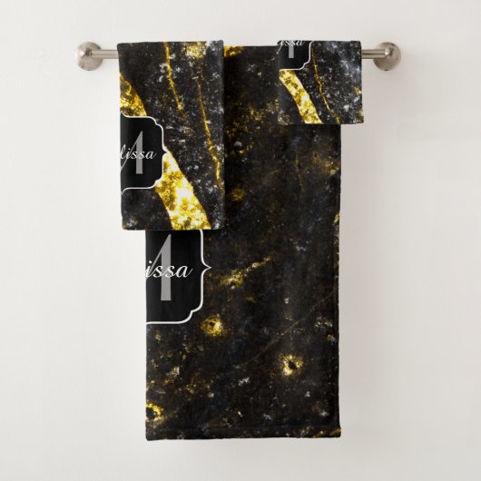 Sparkly lijn goud zwart chic abstract Monogram Bad Handdoek (Insitu)
